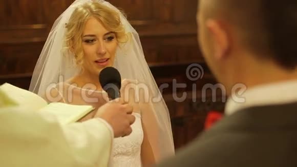 新娘在教堂宣誓结婚视频的预览图