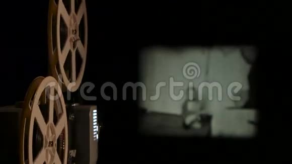 老式投影仪在屏幕上翻译旧电影关门视频的预览图
