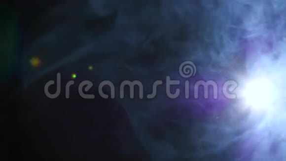 烟雾和照明投影仪出现在框架中视频的预览图