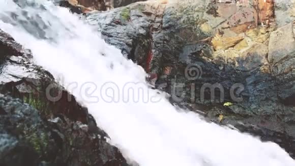 水溅到岩石上视频的预览图