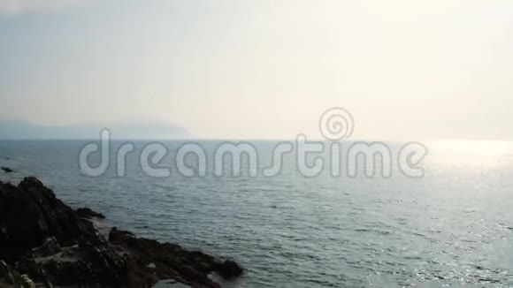 从平静的利古里亚海热那亚神经区看利古里亚最美丽的地方之一视频的预览图