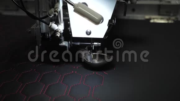 自动机器刺绣机器人与数控工程在缝纫生产线机器人缝纫机计算机计算机视频的预览图