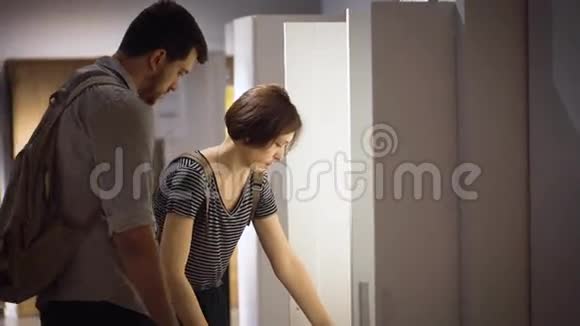 一对漂亮的年轻夫妇在商店里挑选衣柜视频的预览图