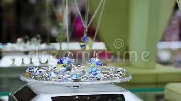 珠宝上有宝石和莱茵石珠宝上有宝石视频的预览图