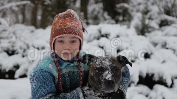 公园冬天带着一只猎犬的婴儿画像一个男孩在冬天和一只狗玩视频的预览图