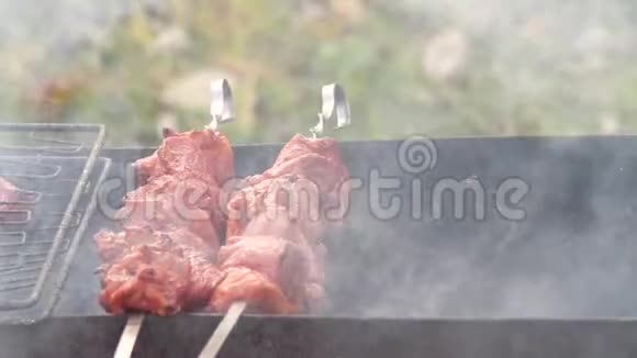 烧烤上烤牛排一块肉烤架上的肉视频的预览图