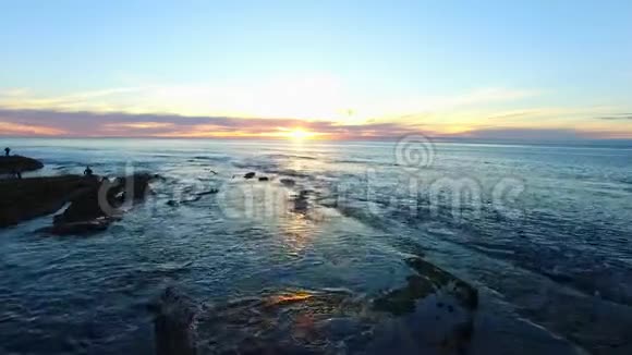 日落时分直升机飞越海洋上空视频的预览图