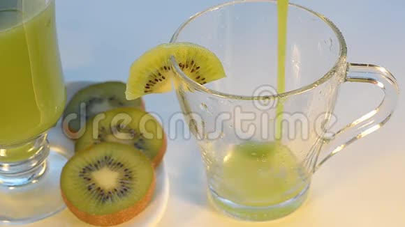 基威果汁倒入杯中加入一些水果选择性聚焦人工光照视频的预览图