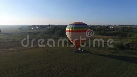 准备飞行的热气球的空中图像视频的预览图