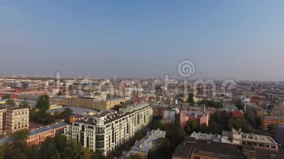 夏日阳光下的城市景观建筑空中无人机视频的预览图