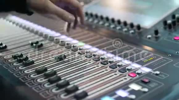 音响工程师在一个专业的控制台工作移动着混合着音乐视频的预览图