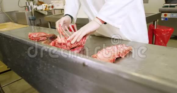 屠夫把红肉放在工作台上视频的预览图