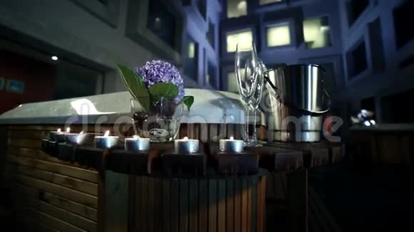 花式spcenter外的木制按摩浴缸之夜装饰大的装饰视频的预览图