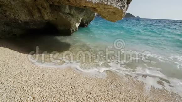 美丽的地中海海岸线强烈的波浪在海岸上缓慢地撞击黄色干净的沙子上有泡沫视频的预览图