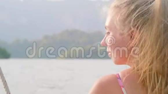 探索大绿松石湖的年轻女性游客视频的预览图