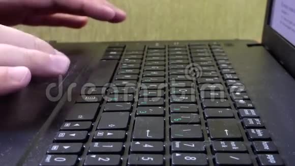 笔记本电脑键盘上的人工打印视频的预览图