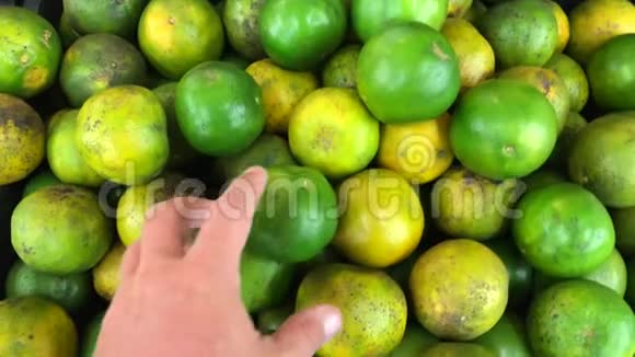 在亚洲的农民超市中选择新鲜的绿色有机山核桃视频的预览图