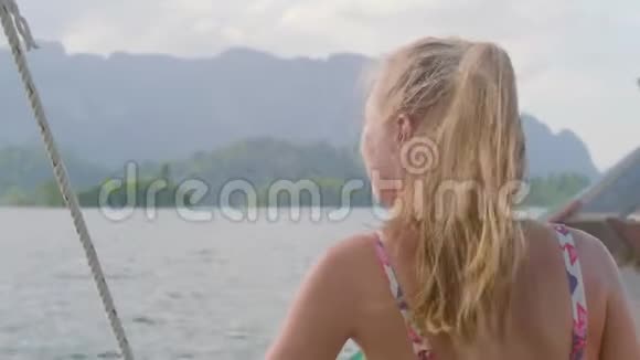 探索大绿松石湖的年轻女性游客视频的预览图