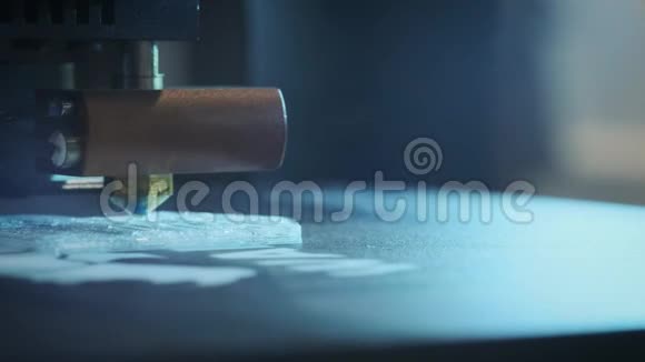 特写用塑料丝丝在3D打印机上打印视频的预览图