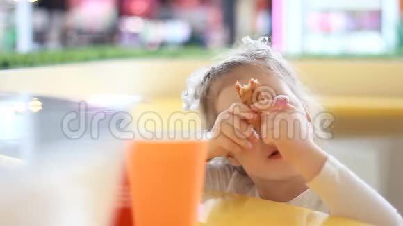孩子们在咖啡馆里吃金块吃快餐的婴儿画像视频的预览图