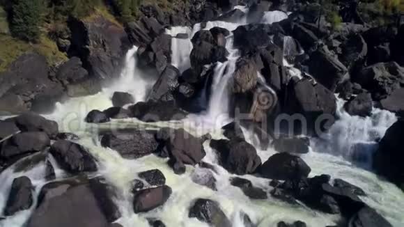 鸟瞰瀑布飞越秋林瀑布带大石头视频的预览图
