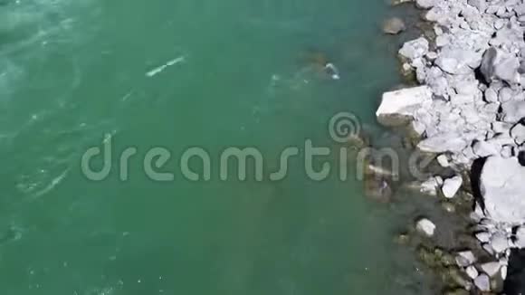 河流急流和岩石视频的预览图