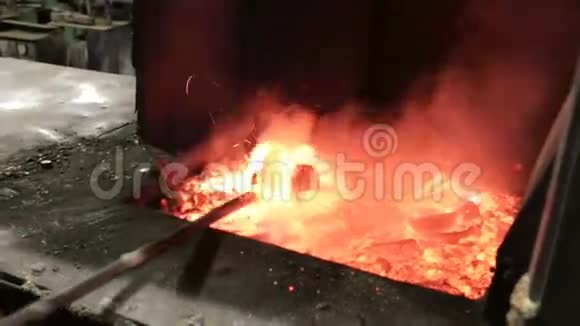 控制熔炉中的炼铁在高温和作业环境视频的预览图