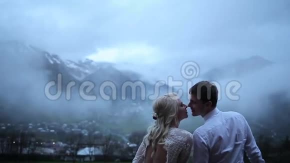 一对情侣在山间接吻视频的预览图