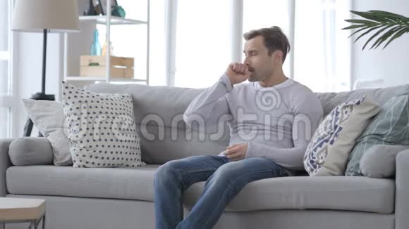 咳嗽坐在沙发上的成年病人咳嗽视频的预览图