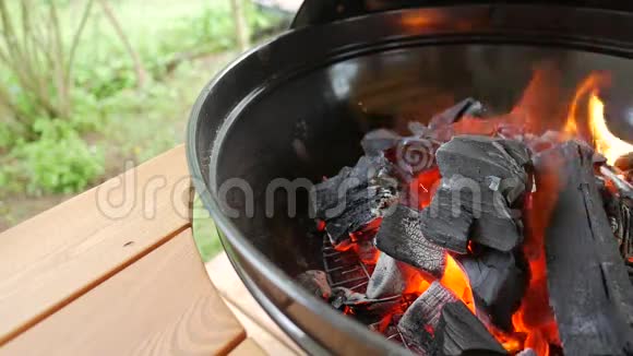 黑色木制木炭燃烧在Bbq在烧烤炉里开火高清慢速运动视频的预览图