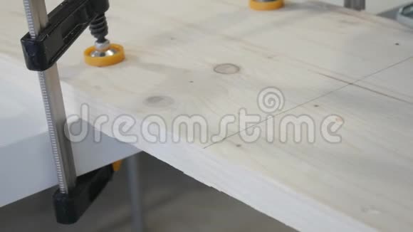 这个人用风琴锯和一块木板工作由拼图锯操作的公手把木板切成两部分视频的预览图