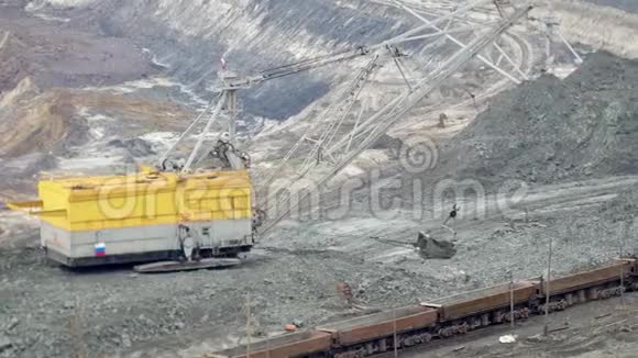 火车上装载铁矿石的挖掘机视频的预览图