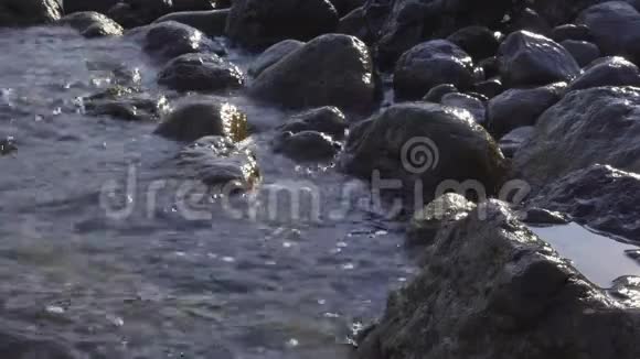 水溅在岩石海岸上溅起水花视频的预览图