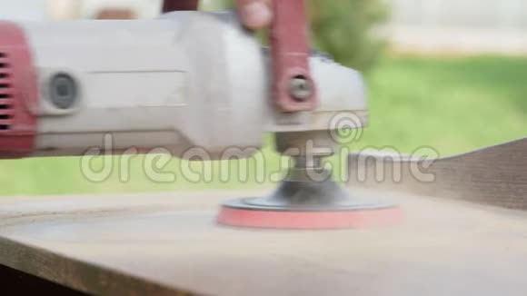 人打磨木制品木工视频的预览图