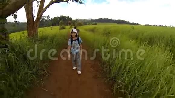 小女孩穿过草地视频的预览图