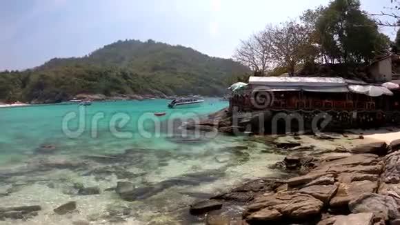 普吉拉查岛白沙滩视频的预览图
