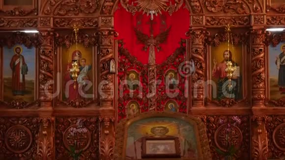 30012018乌克兰Chernivtsi新教堂的美丽木制雕像视频的预览图