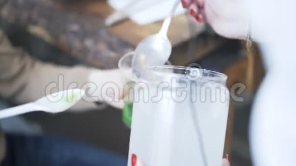 妇女和儿童在集市上用氮气制作冰淇淋视频的预览图