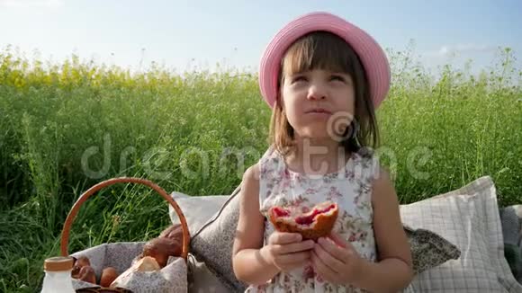 在巴拿马的女孩子带着自然的面包野餐的周末带着糕点和牛奶的花田女孩快乐的快乐视频的预览图