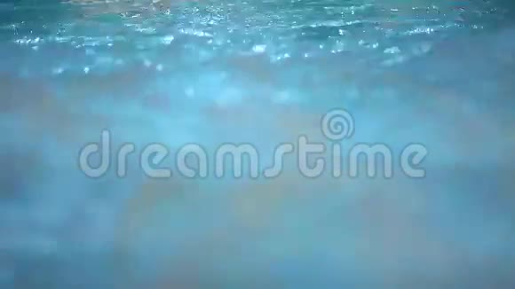 泳池里的泡泡和镜头前的情侣在一起视频的预览图