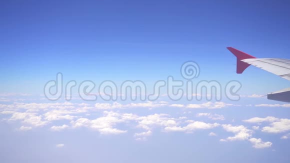云层上方透过飞机窗户观看视频的预览图