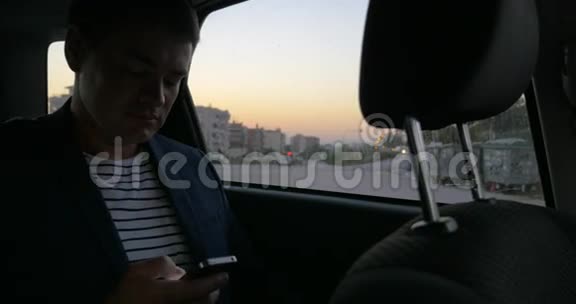 开车的人用智能手机上网视频的预览图