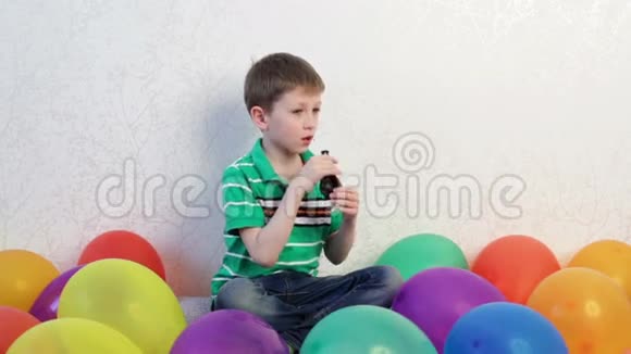 一个小男孩在家玩气球视频的预览图