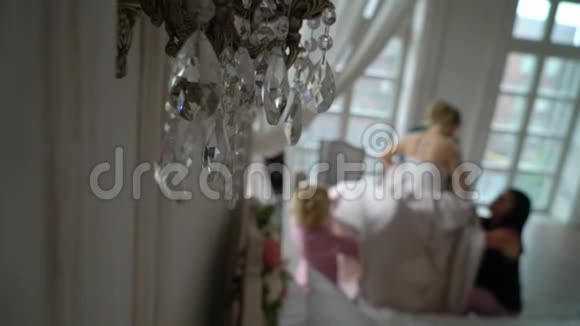 新娘和她母亲穿上婚纱视频的预览图