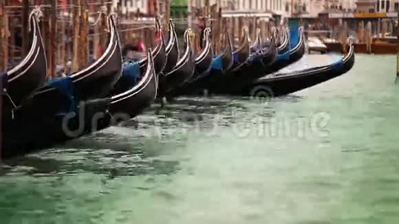 维涅西亚贡多拉斯在水上摇摆的彩色镜头视频的预览图