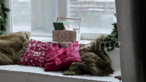 房子窗户上的圣诞内饰工作室里一个舒适的角落视频的预览图