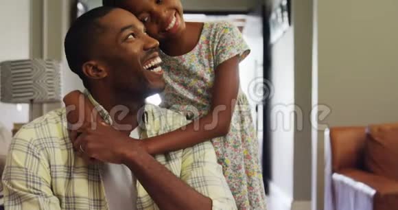 女儿在4k客厅拥抱父亲视频的预览图