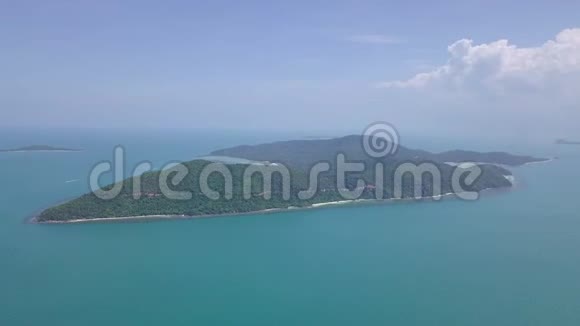 从海面上空飞向热带岛屿视频的预览图