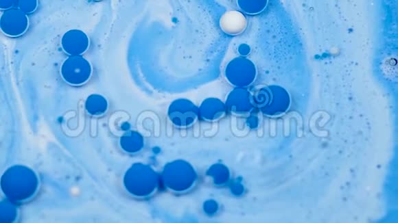 令人惊叹的白色和蓝色油漆气泡在油表面油漆视频的预览图