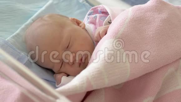 刚出生的女婴睡着了视频的预览图